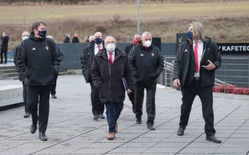 La directiva de Osasuna acudiendo a la asamblea de socios compromisarios del club