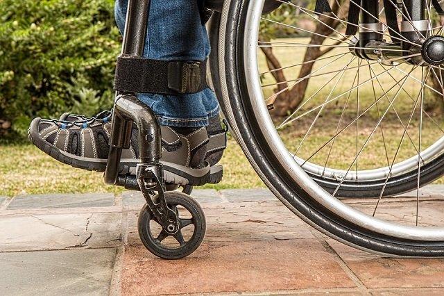 Detalle de los pies de una persona en silla re ruedas.