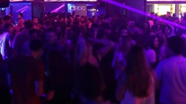 Interior de una discoteca.