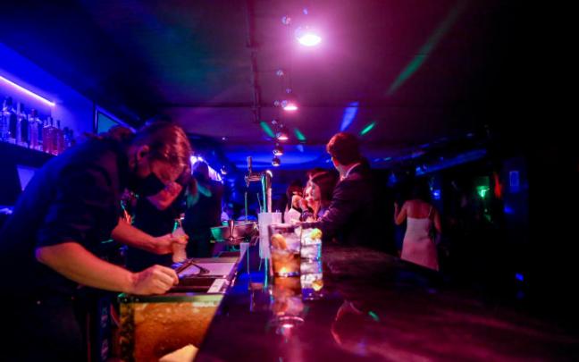 La Fiscalía se posiciona a favor de exigir el pasaporte covid en discotecas y restaurantes en Euskadi