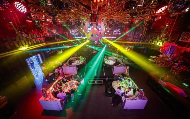 Personas en el interior de una discoteca.