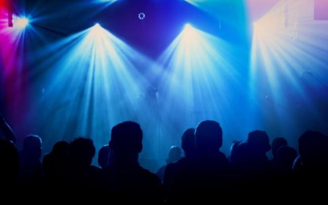 Varias personas en el interior de una discoteca.