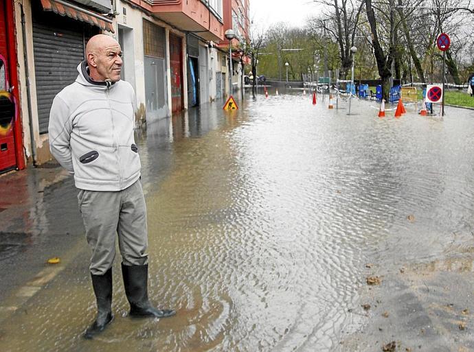 Inundaciones provocadas por el desbordamiento del río Zadorra a causa de las fuertes lluvias. Foto: Jorge Muñoz