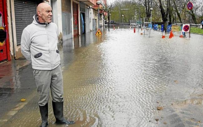 Inundaciones provocadas por el desbordamiento del río Zadorra a causa de las fuertes lluvias. Foto: Jorge Muñoz