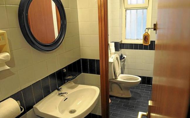 Baño amplio con lavabo. Foto: DNA Baño amplio con lavabo. Foto: DNA