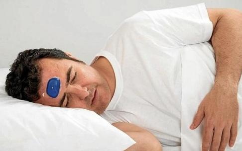 Un paciente duerme con el Somnibel en la frente. Foto: Bioaraba