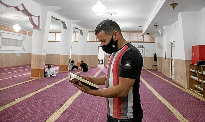 Un musulmán lee el Corán en la mezquita de Herrera. Foto: Iker Azurmendi