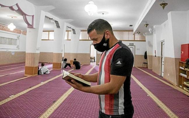 Un musulmán lee el Corán en la mezquita de Herrera. Foto: Iker Azurmendi