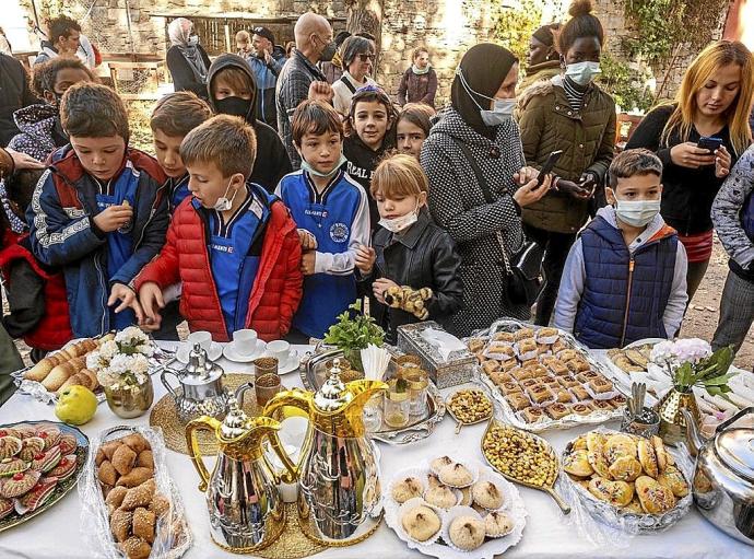 Degustación de postres del mundo en el huerto comunitario de Piparrika. Foto: Iban Aguinaga