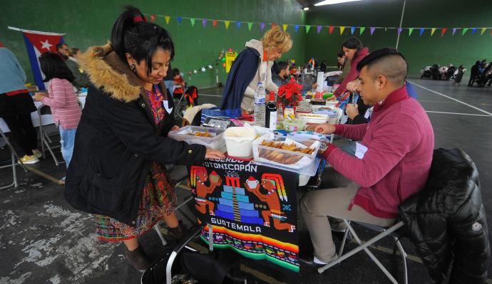 Tras ultimar todos los preparativos y decorativos, a las 14.00 horas comenzaron las comidas interculturales en el frontón del colegio Romo.