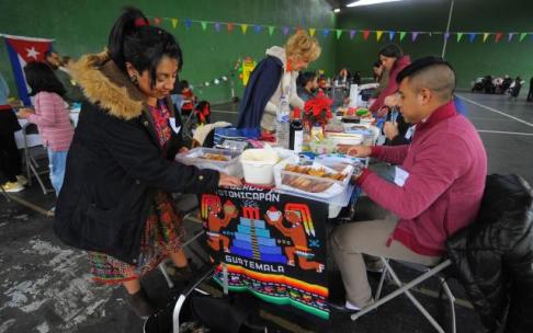 Tras ultimar todos los preparativos y decorativos, a las 14.00 horas comenzaron las comidas interculturales en el frontón del colegio Romo. Tras ultimar todos los preparativos y decorativos, a las 14.00 horas comenzaron las comidas interculturales en el frontón del colegio Romo.