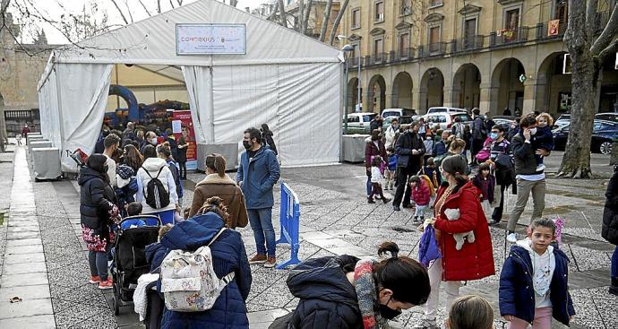 Largas colas de cerca de un centenar de personas fueron la imagen más recurrente de la plaza de la Libertad ayer.