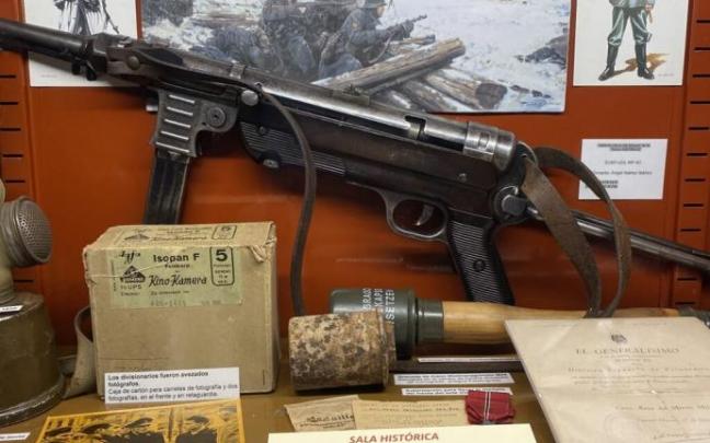 Una de las vitrinas con objetos de la División Azul expuestos en Loiola.