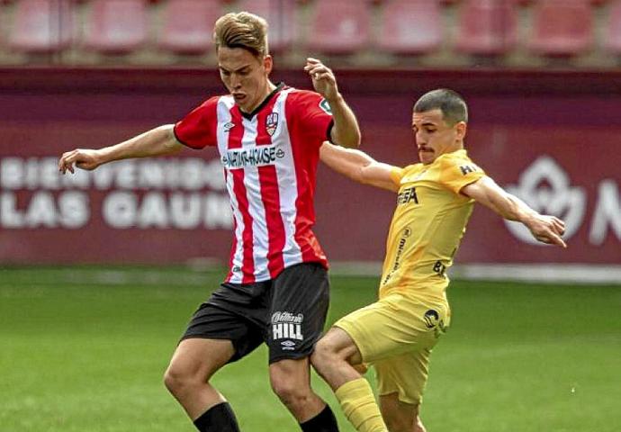 Paulino de la Fuente defiende un balón con la UD Logroñés en Segunda División. Foto: LaLiga