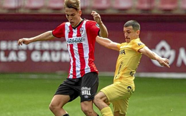 Paulino de la Fuente defiende un balón con la UD Logroñés en Segunda División. Foto: LaLiga