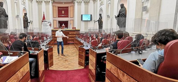 Los alumnos de la UPV que visitaron las Juntas remitirán información sobre el legislativo alavés a sus compañeros rusos. Arriba a la derecha, la concentración en el lugar donde falleció el agente de la Ertzaintza Inocencio Alonso, en febrero de 2018.Foto: