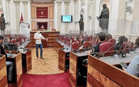 Los alumnos de la UPV que visitaron las Juntas remitirán información sobre el legislativo alavés a sus compañeros rusos. Arriba a la derecha, la concentración en el lugar donde falleció el agente de la Ertzaintza Inocencio Alonso, en febrero de 2018.Foto: