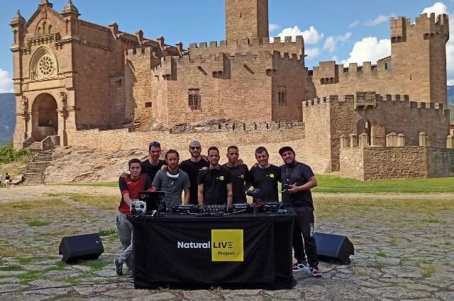 De izquierda a derecha, Adrian Echegollen, Alejandro Rodenas Gallardo`Alen dj, Jon Carrascosa, Guillermo Remon 'Willi music, Jose Ramón Cuesta `DJ Monchu´Fermín Arbiol Sanz, Adrian Gomollon ´Gomo music, Ivan Cuesta.