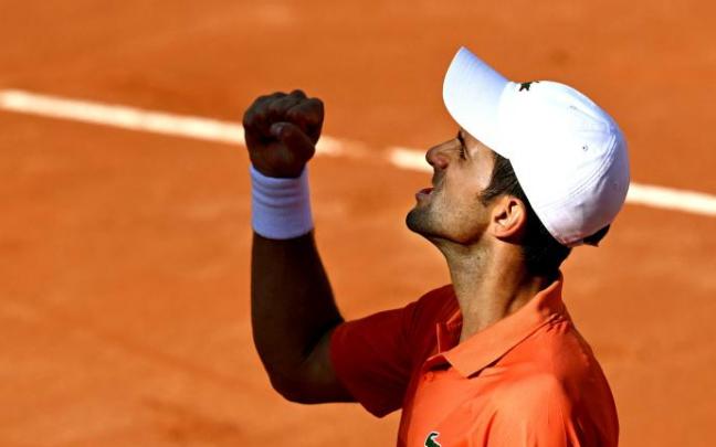 Novak Djokovic hace un gesto de triunfo durante la final del Masters 1000 de Roma