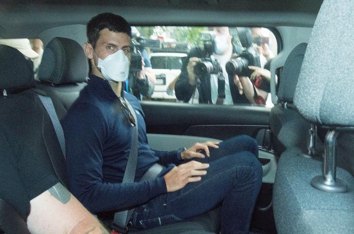 Djokovic abandona el hotel en el que está retenido para acudir a su vista