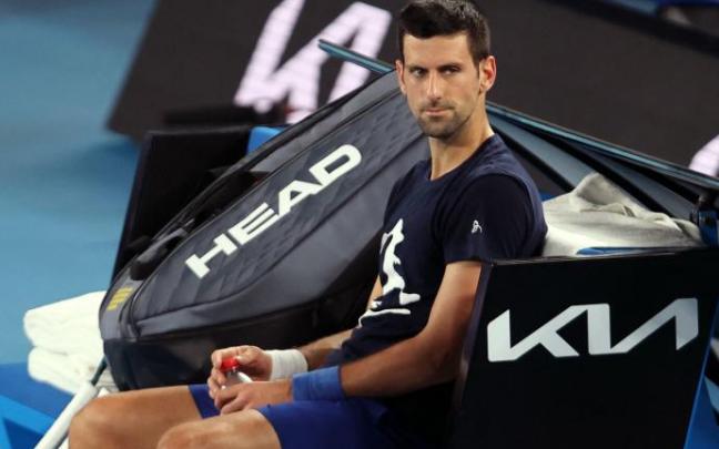 Djokovic, durante el entrenamiento que realizó este viernes en Melbourne.