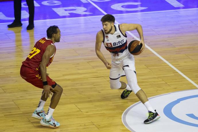 Giedraitis controla el balón ante Rojas en el partido del domingo.