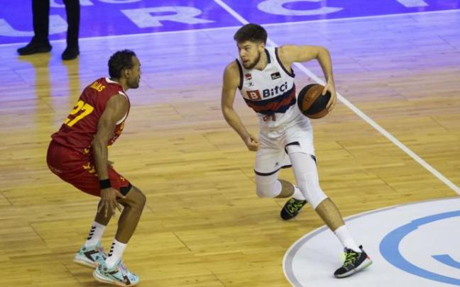 Giedraitis controla el balón ante Rojas en el partido del domingo.