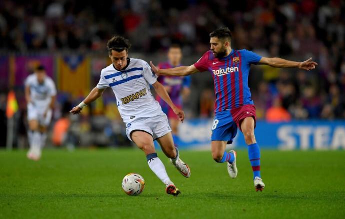 Pellistri controla el balón ante Alba en el Camp Nou