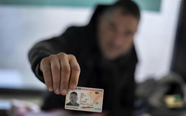 El DNI, obligatorio junto al pase covid para entrar a bares y restaurantes.