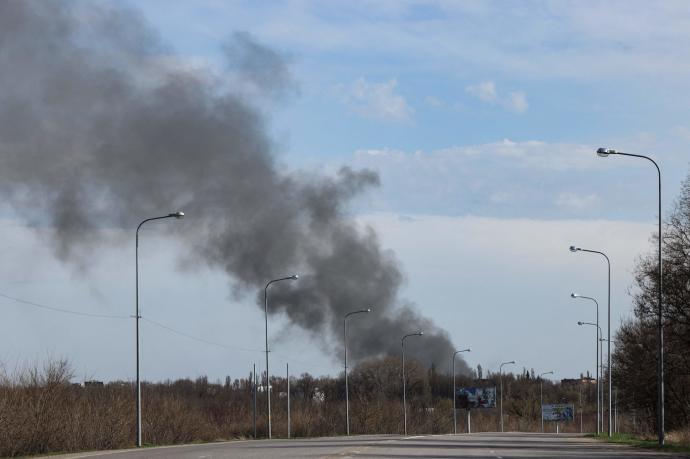 Una columna de humo asciende desde el aeropuerto Dnipro.