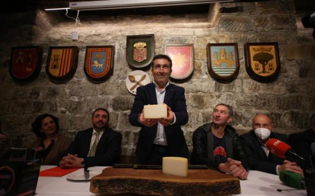 Momento del corte del queso Idiazabal. Momento del corte del queso Idiazabal.