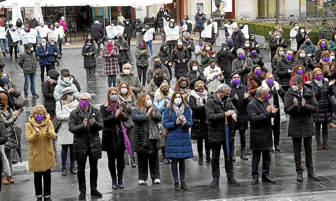 Acto en la Plaza Nueva organizado por Goizargi Emakumeak, protesta de mujeres en la Plaza de la Provincia, declaración institucional del Ayuntamiento de Vitoria y concentraciones frente a la Diputación, el Seminario y el Parlamento.Fotos: Josu Chavarri /