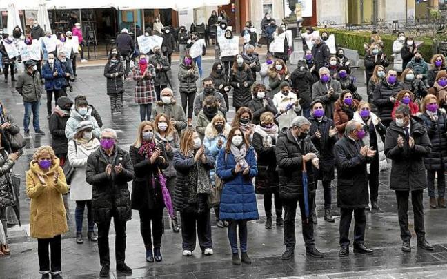 Acto en la Plaza Nueva organizado por Goizargi Emakumeak, protesta de mujeres en la Plaza de la Provincia, declaración institucional del Ayuntamiento de Vitoria y concentraciones frente a la Diputación, el Seminario y el Parlamento.Fotos: Josu Chavarri /