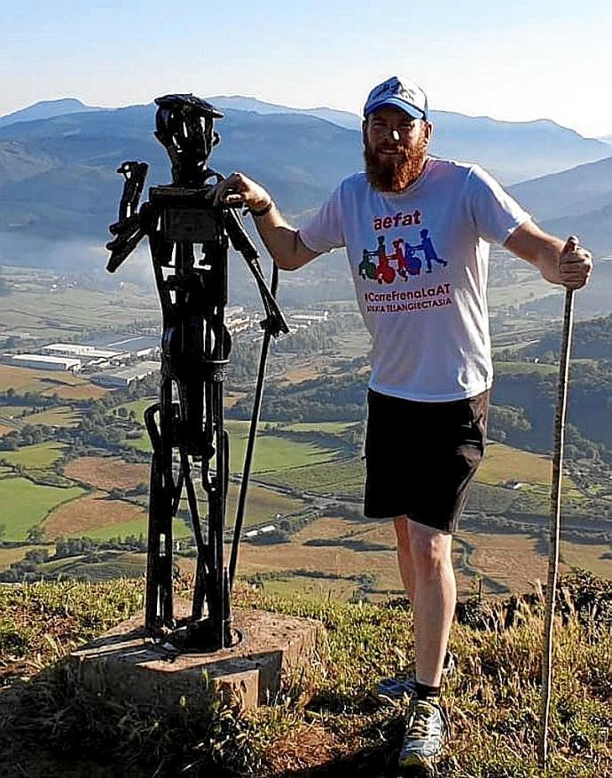 Abel Fernández en la cima del Babio con la camiseta de AEFAT.