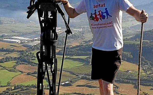 Abel Fernández en la cima del Babio con la camiseta de AEFAT.