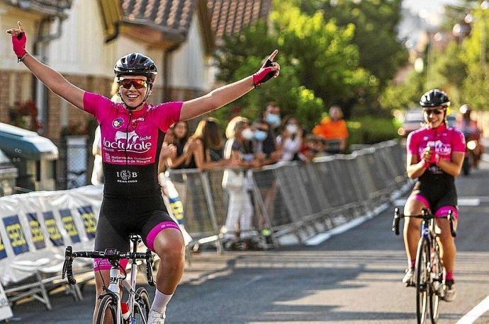 Nahia Imaz celebra su victoria, con el aplauso de su compañera Laia Puigdefábregas, detrás, que fue segunda.