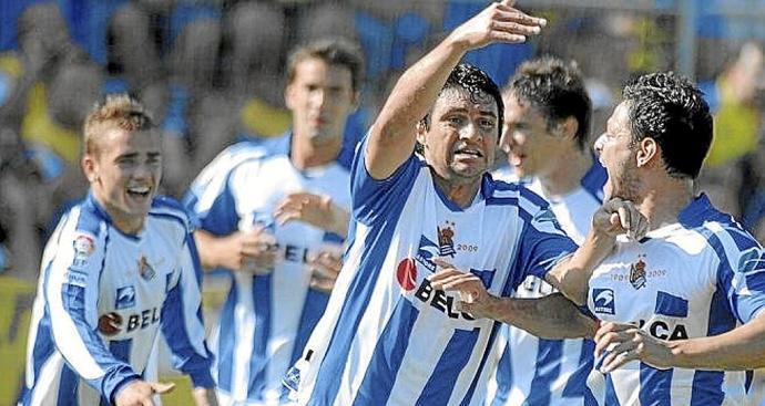 Bueno celebra junto a sus compañeros el 0-1 en Cádiz. Foto: M. Piñero