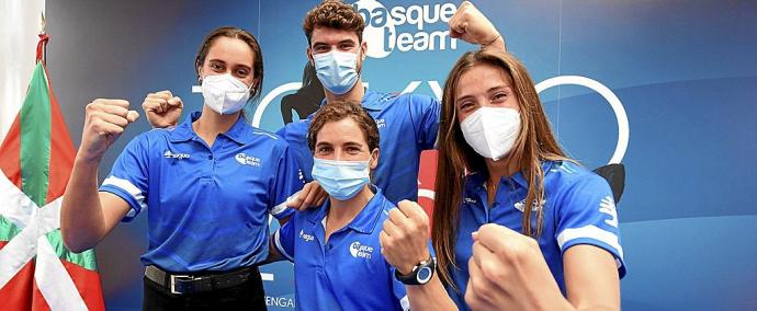 Los guipuzcoanos Odei Jainaga, Clara Azurmendi, Maialen Chourraut y Teresa Errandonea, en la sede de Basque Team. Foto: Jose Mari Martínez