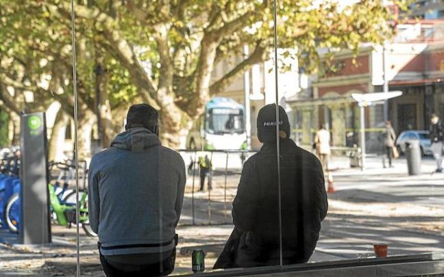 Dos hombres pasan el rato en un banco del paseo de Francia. Dos hombres pasan el rato en un banco del paseo de Francia.