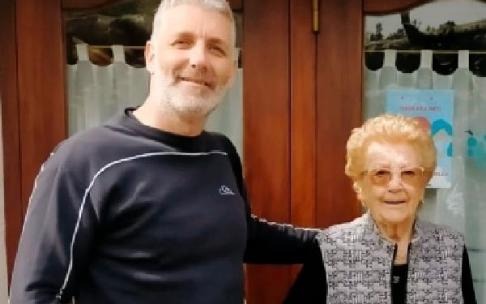 Gorriti junto a Nati Bilbao, de 93 años, y uno de los rostros que protagoniza el documental sobre el bombardeo de Durango.