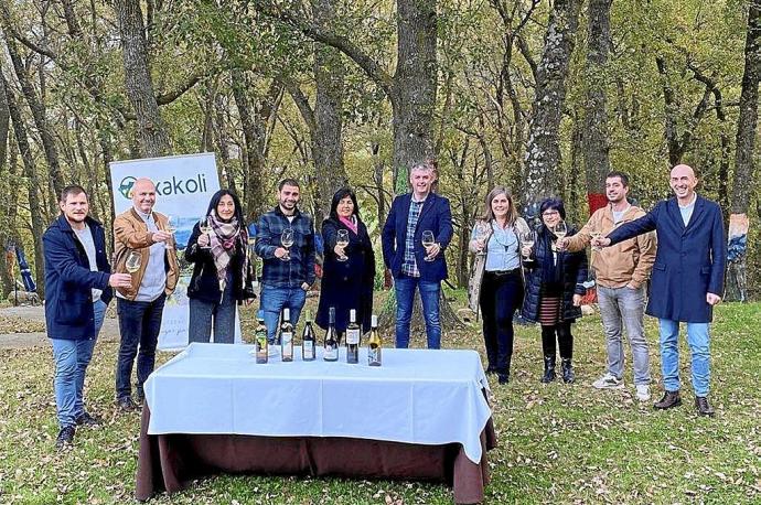 Bodegueros y representantes institucionales del Valle de Ayala en un brindis con txakoli que hicieron en noviembre en la Robleda de los sueños de Quejana y hosteleros de 'Kutxi' presentando una campaña de promoción de este vino alavés. Foto: A. Oiarzabal/