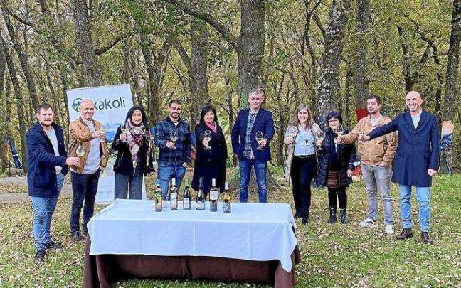 Bodegueros y representantes institucionales del Valle de Ayala en un brindis con txakoli que hicieron en noviembre en la Robleda de los sueños de Quejana y hosteleros de 'Kutxi' presentando una campaña de promoción de este vino alavés. Foto: A. Oiarzabal/ Bodegueros y representantes institucionales del Valle de Ayala en un brindis con txakoli que hicieron en noviembre en la Robleda de los sueños de Quejana y hosteleros de 'Kutxi' presentando una campaña de promoción de este vino alavés. Foto: A. Oiarzabal/