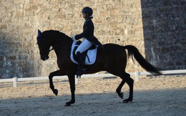Una amazona realiza un ejercicio de Doma Clásica en los fosos de la Ciudadela este viernes.