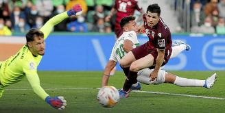 Alex Remiro y Zubeldia contemplan cómo se marcha fuera un balón.