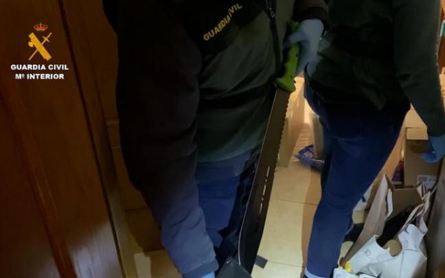 Machete intervenido a los detenidos. Machete intervenido a los detenidos.