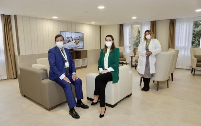 Luis Sánchez, director territorial de DomusVi, Ángela Sánchez, directora del centro, y la médica Idoia Garaizabal, este viernes.