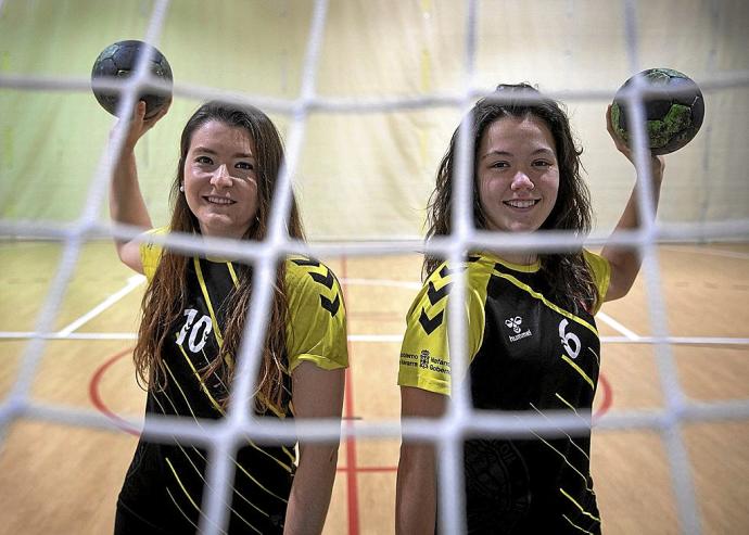 Amaia Alzórriz (izquierda) y Andrea Zulet, en el Polideportivo Municipal de Barañáin antes de un entrenamiento.