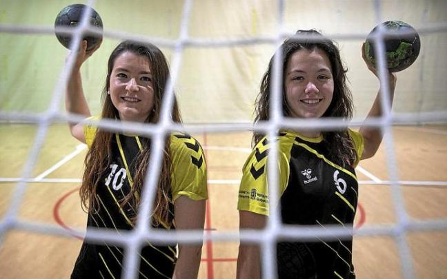 Amaia Alzórriz (izquierda) y Andrea Zulet, en el Polideportivo Municipal de Barañáin antes de un entrenamiento.