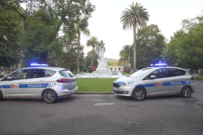 Dos coches de la Policía Municipal de Bilbao en las inmediaciones del parque de Doña Casilda de Bilbao