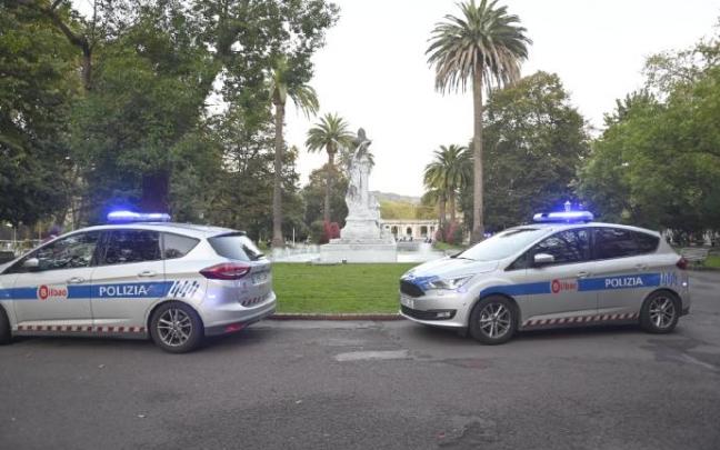 Dos coches de la Policía Municipal de Bilbao en las inmediaciones del parque de Doña Casilda de Bilbao Dos coches de la Policía Municipal de Bilbao en las inmediaciones del parque de Doña Casilda de Bilbao
